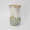 Hellgrüne Vase mit weiter Öffnung und beigen Verlauf im oberen Teil